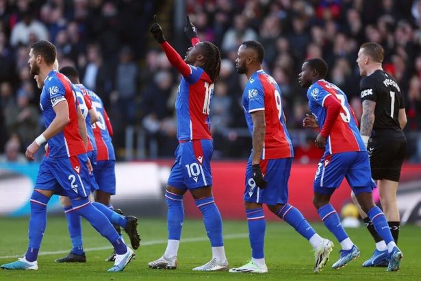 Crystal Palace take on Manchester United at Selhurst Park