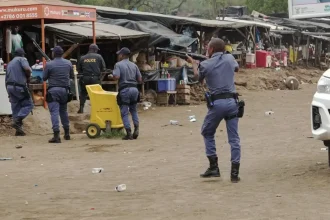 South African Police Use Rubber Bullets to Control Mozambican Crowd Trying To Enter The Country