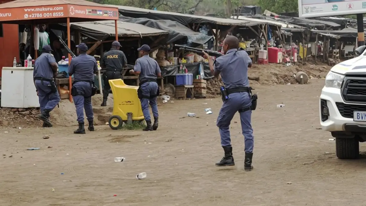 South African Police Use Rubber Bullets to Control Mozambican Crowd Trying To Enter The Country