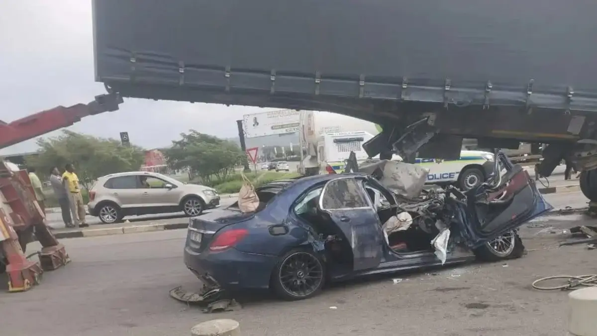 Fatal R40 Accident: Two Killed as Car Crashes Into Truck Amid Suspected Speeding