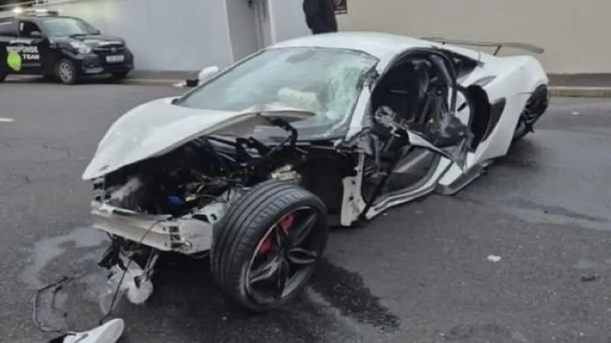 McLaren Supercar Crashes at High Speed on High-Level Road in Sea Point (11)