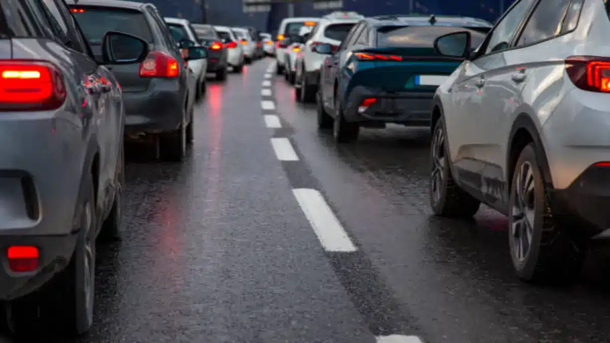 Why Traffic Jams Happen Out of Nowhere – The Science Behind ‘Shockwave Traffic’