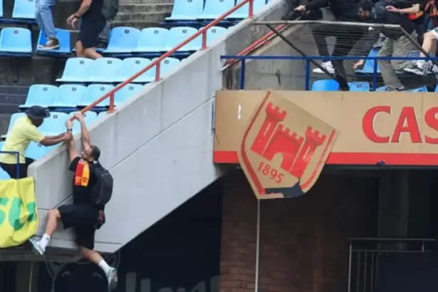 Heartwarming Moment Sundowns Fan Rescues Stranded Esperance Supporter 11