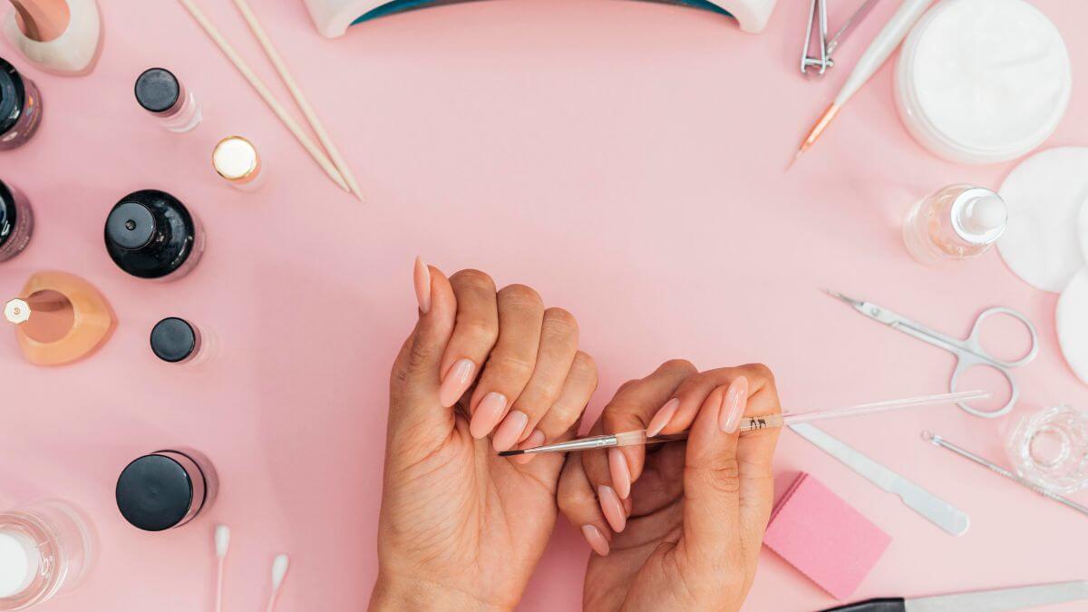 15 Short Winter Nail Ideas You Should Try in 2025