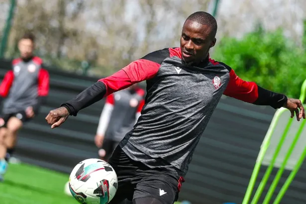 Thembinkosi Lorch's Impact at Wydad Casablanca Recognised with Player of the Month Award