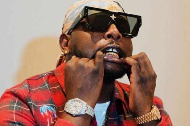 Fan Tries to Kiss DJ Maphorisa On Stage