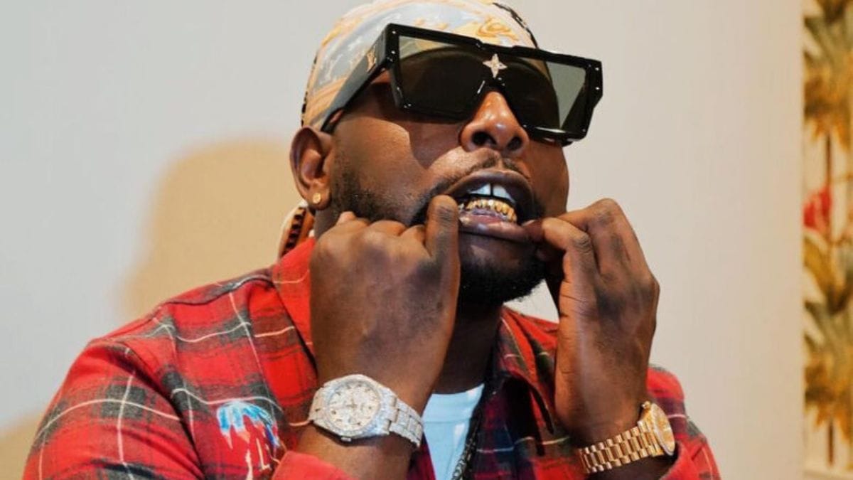 Fan Tries to Kiss DJ Maphorisa On Stage