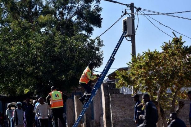 Alex Residents Attempt to Hold City Power Officials Hostage