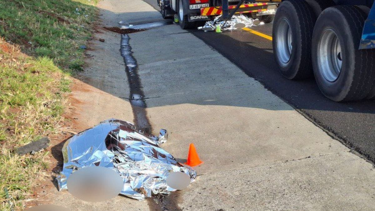 Two Pedestrians Killed While Trying to Cross The R21