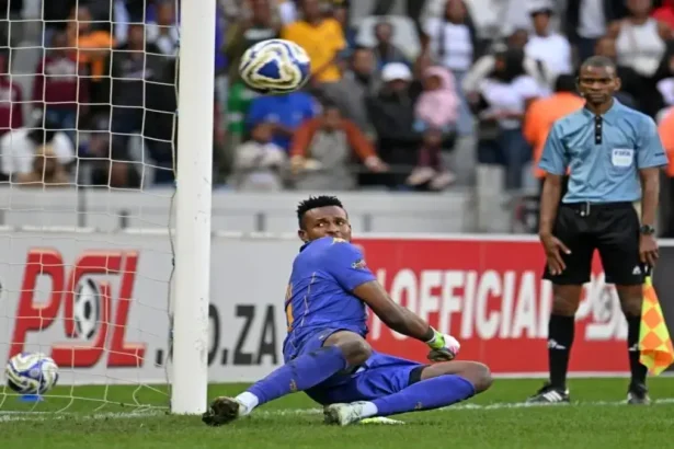 Why Kaizer Chiefs Goalkeeper Fiacre Ntwari Refused to Leave the Pitch